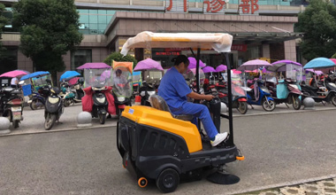 C120駕駛式掃地車服務于醫(yī)院
